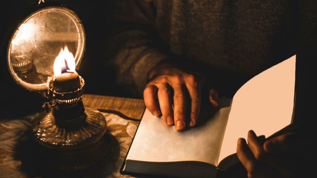 Mit zunehmendem Alter wird der Lichtbedarf beim Lesen höher